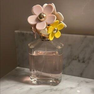 Daisy by Marc Jacobs Perfume with Floral Cap